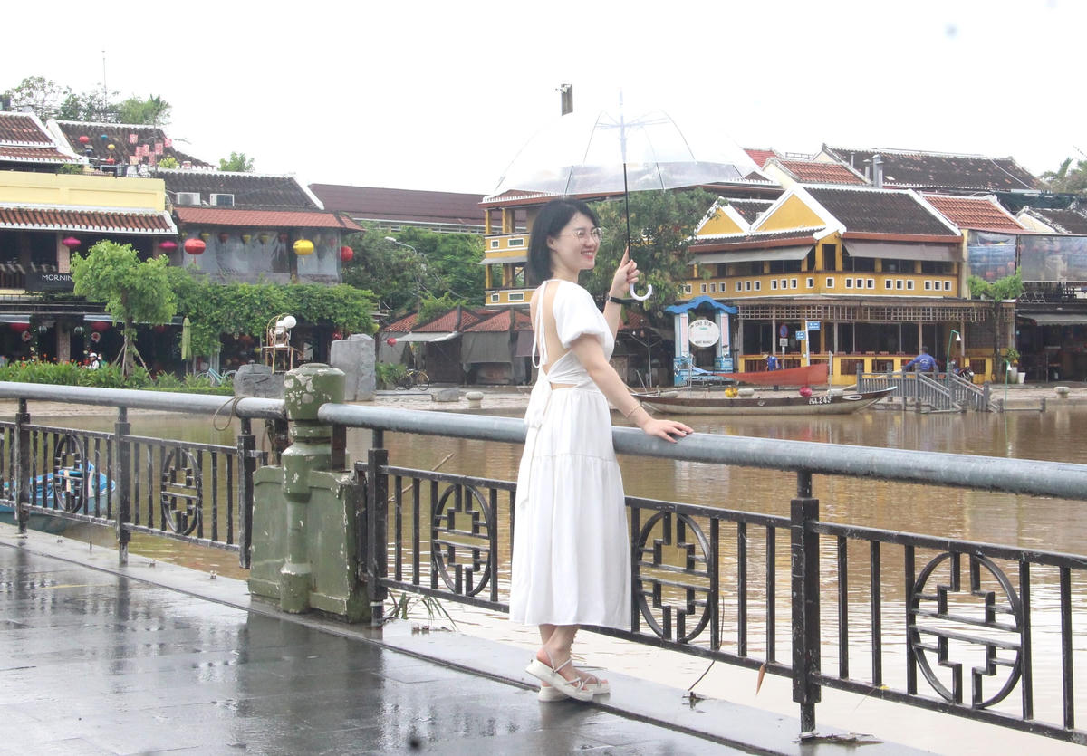 Tranh thủ nước rút, khách du lịch chụp ảnh lưu niệm ở cầu An Hội.