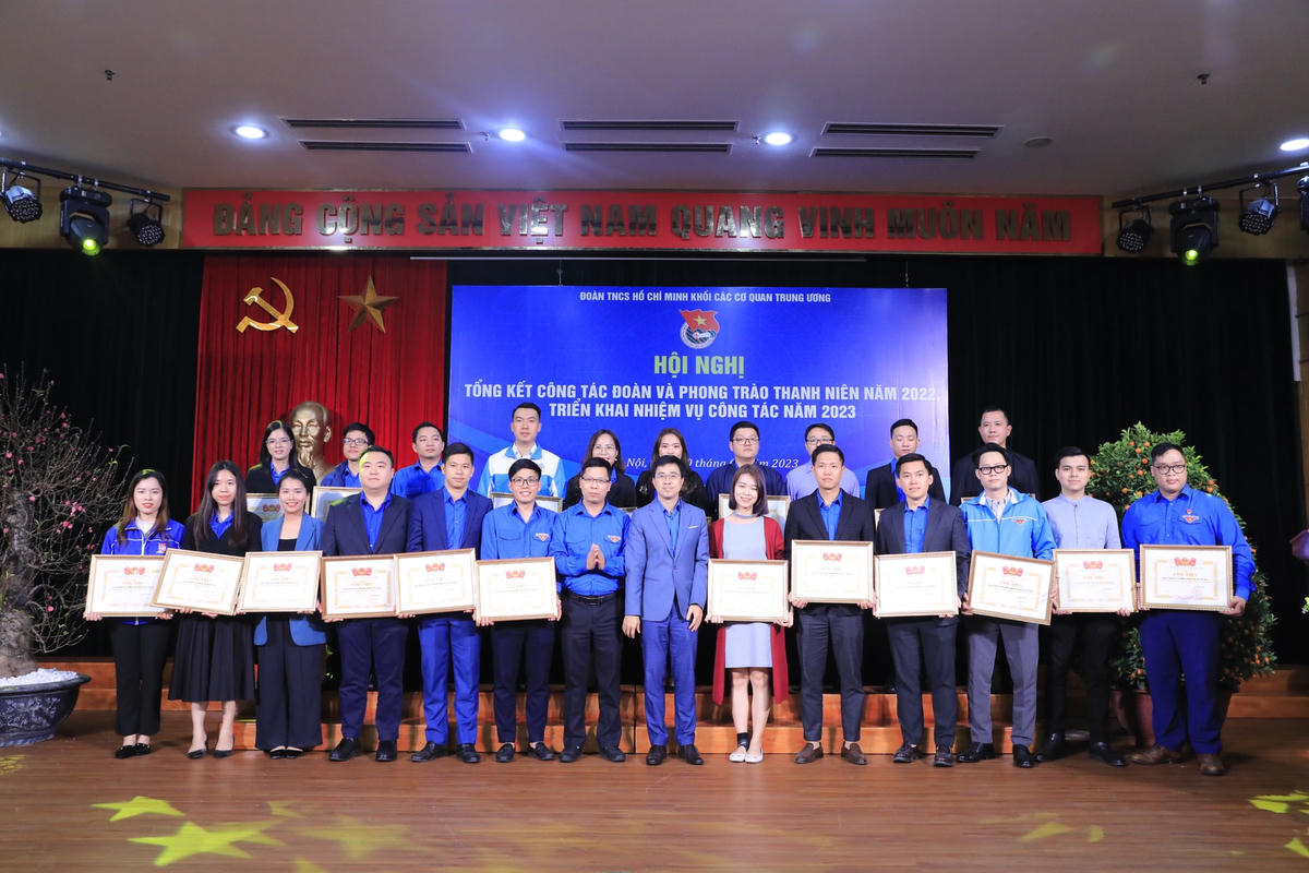 Đoàn Khối các cơ quan Trung ương trao Bằng khen cho các đơn vị tiêu biểu. Ảnh: Minh Đức/TTXVN.