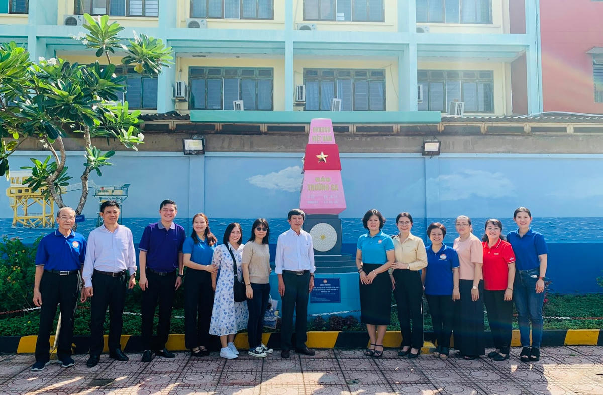 Lãnh đạo các cơ quan đơn vị, sở ngành tại một công trình dự thi của thành phố. ảnh Dung Duyên