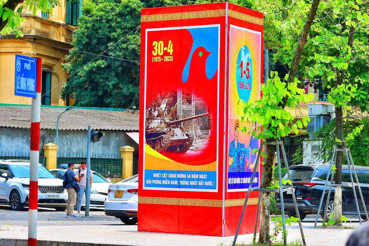 Không khí chào mừng dịp lễ kỷ niệm 30-4 và 1-5 được lan tỏa khắp phố phường Hà Nội.