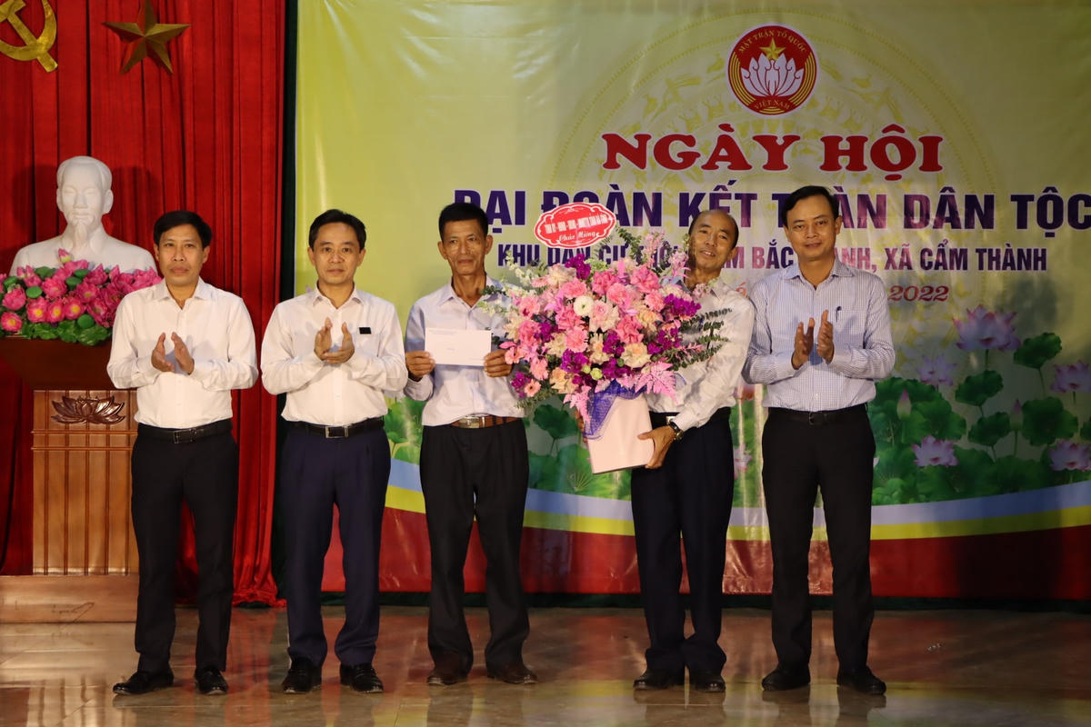 Lãnh đạo tỉnh Hà Tĩnh tặng hoa, quà chúc mừng người dân.
