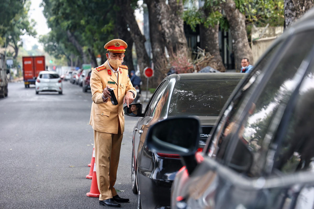 Lực lượng chức năng Hà Nội tăng cường kiểm tra, xử lý vi phạm nồng độ cồn sau kỳ nghỉ Tết. Ảnh: Lê Khánh.