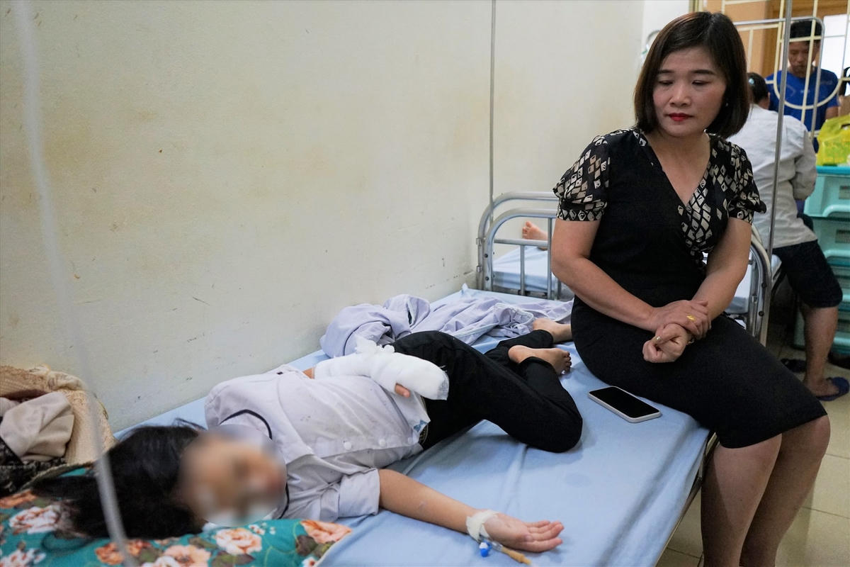 Lãnh đạo Phòng GDĐT huyện Yên Định tới thăm học sinh.