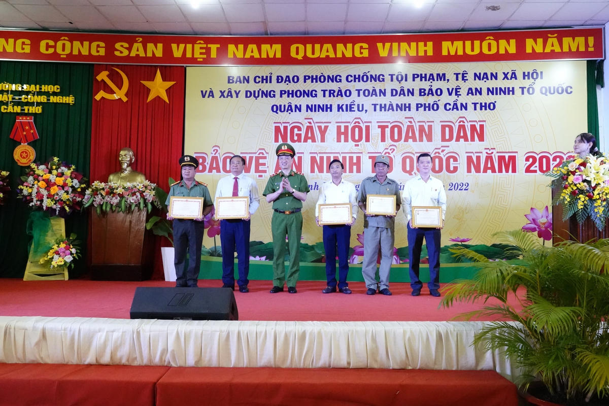 Thứ trưởng Bộ Công an Nguyễn Duy Ngọc trao Kỷ niệm chương "Bảo vệ an ninh Tổ quốc" cho một số cá nhân có thành tích xuất xắc trong công tác thực hiện phong trào.