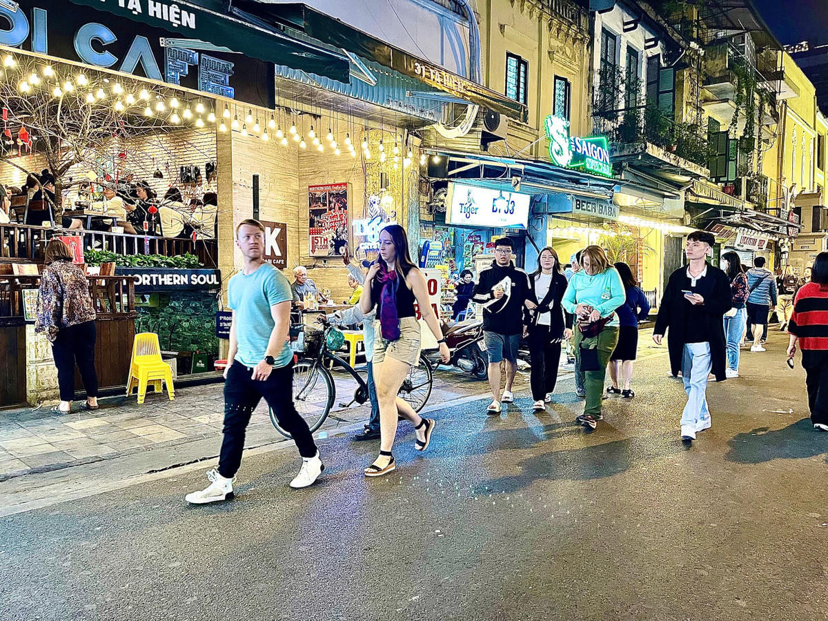 Hà Nội triển khai du lịch đêm để thu hút khách du lịch. Ảnh: Quang Vinh.