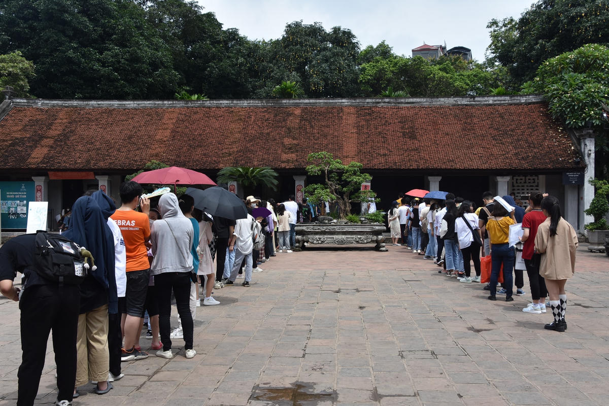 Ngày 16/6, tại Văn Miếu - Quốc Tử Giám, nườm nượp sĩ tử và phụ huynh đến dâng hương, cầu may cho kỳ thi tuyển sinh vào lớp 10 THPT tại Hà Nội trong vài ngày tới.