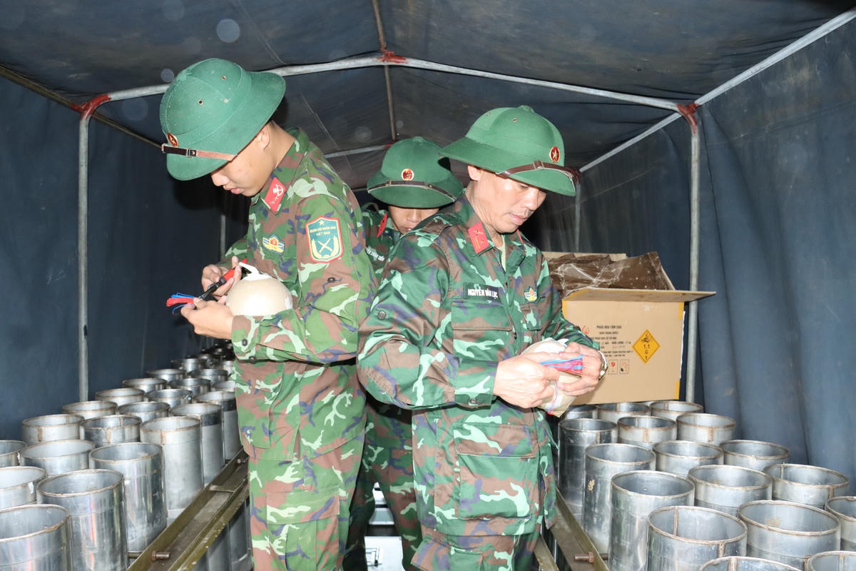 Cán bộ, chiến sĩ đang tiến hành lắp pháo vào nồng súng.