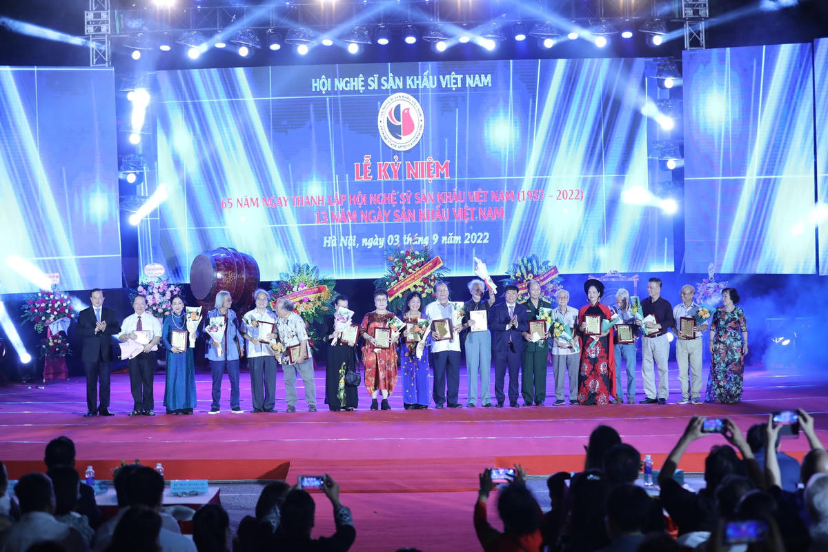 Vinh danh đại diện các nghệ sĩ có cống hiến lớn cho nền nghệ thuật sân khấu. (ảnh: Thanh Tùng).