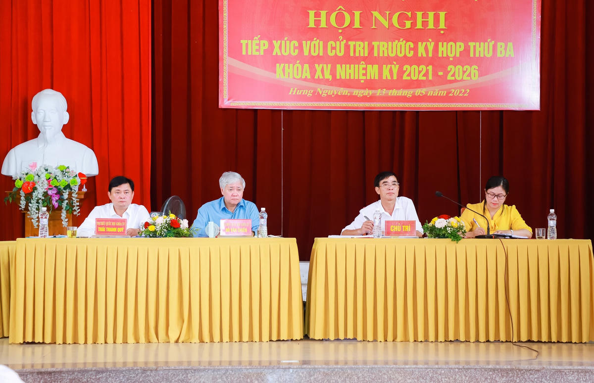 Ông Đỗ Văn Chiến, Chủ tịch Ủy ban Trung ương MTTQ Việt Nam, ông Thái Thanh Quý, Bí thư Tỉnh ủy Nghệ An lắng nghe ý kiến, kiến nghị của cử tri huyện Hưng Nguyên.