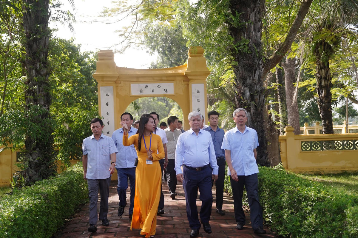 Đoàn tham quan Khu lưu niệm Đại thi hào Nguyễn Du (huyện Nghi Xuân, Hà Tĩnh).