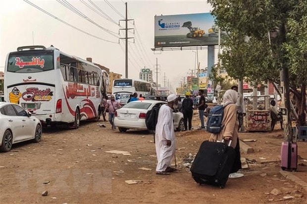 Người dân sơ tán tránh xung đột tại thủ đô Khartoum, Sudan ngày 24/4/2023. (Ảnh: AFP/TTXVN).
