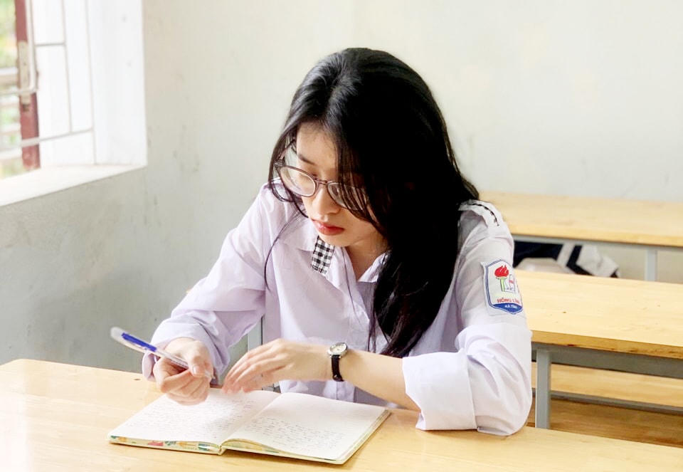 Đặng Khánh Linh nhiều năm liền đều đạt giải Nhì học sinh giỏi cấp tỉnh môn Tiếng Anh, ngoài ra thi IELTS đạt 7.0.