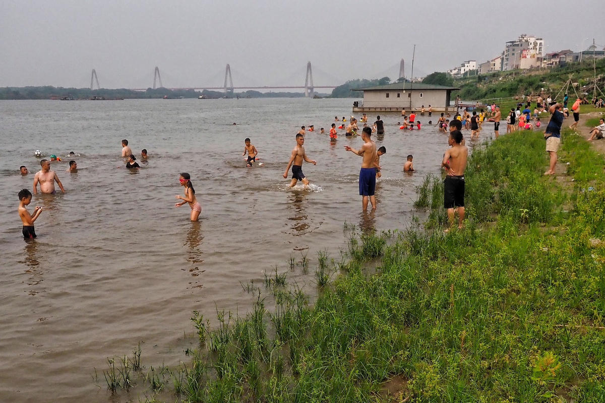 Đến 17h lượng người đến bơi tại sông Hồng ngày càng đông.