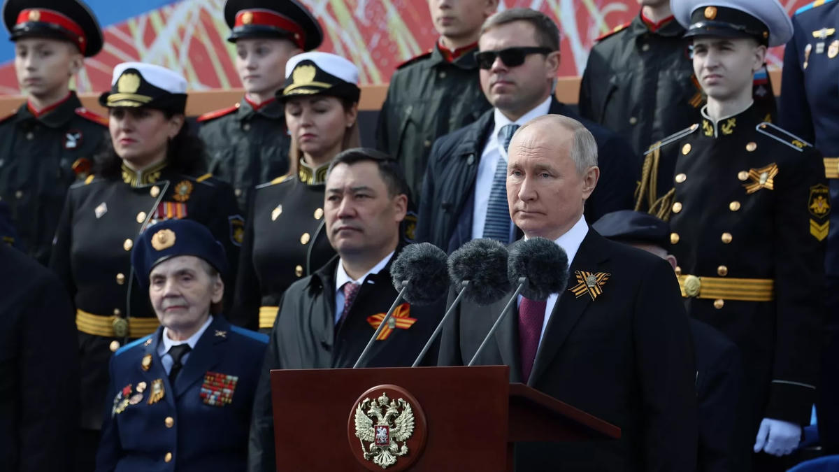 Tổng thống Nga Vladimir Putin cùng các đại biểu có mặt trên Quảng trường Đỏ. Ảnh: Sputnik.