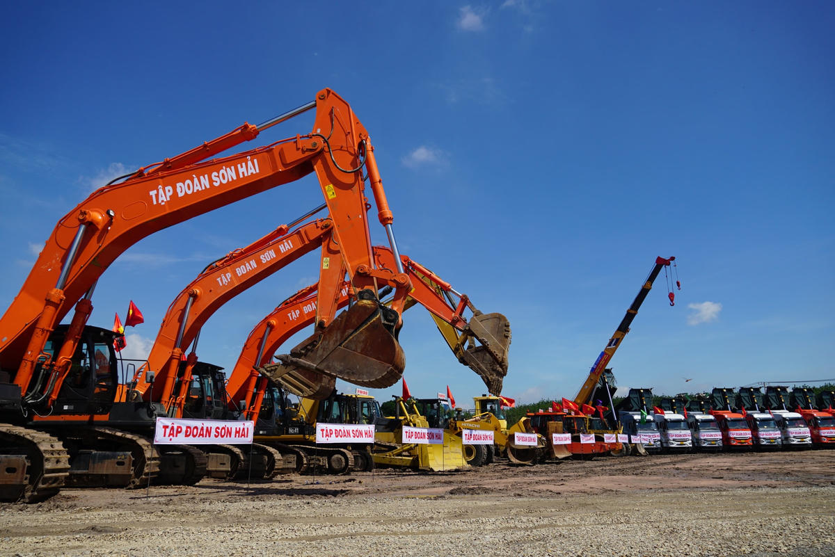 Xe, máy tại công trường thực hiện nghi thức phát lệnh khởi công. Ảnh: Mạnh Thìn.