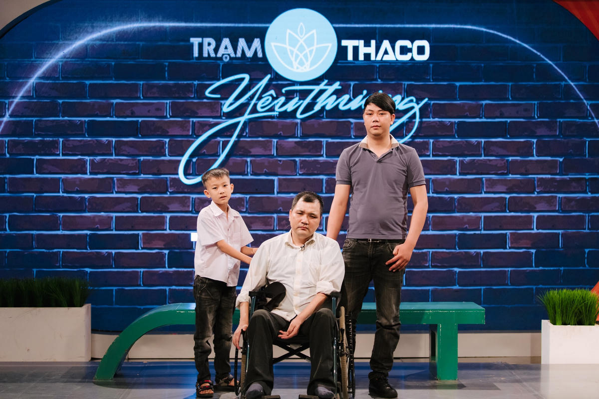Dù khiếm khuyết song anh Trường anh đã phải cố gắng và nỗ lực rất nhiều. Hiện anh đã có gia đình hạnh phúc, người vợ hết mực thương chồng và 2 con trai.