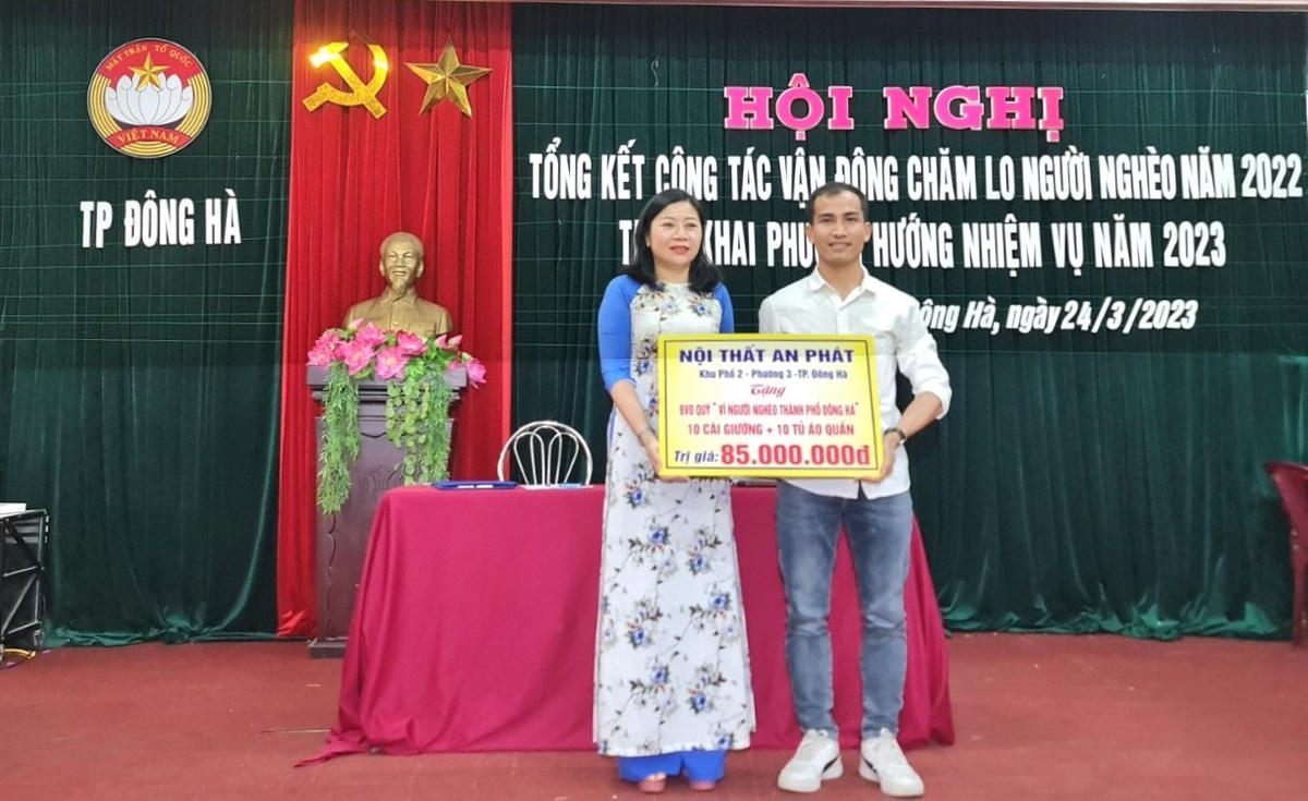 Nội thất An Phát (khu phố 2, phường 3, TP Đông Hà) trao tặng 10 cái giường, 10 cái tủ áo quần tổng trị giá 85 triệu đồng.