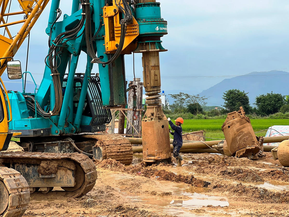Thi công Dự án cao tốc Hoài Nhơn - Quảng Ngãi.