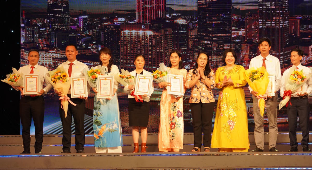 Phó Chủ tịch Hội Nông dân Việt Nam Cao Xuân Thu Vân và Chủ tịch Ủy ban MTTQ Việt Nam TP.HCM Trần Kim Yến trao chứng nhận OCOP cho các đơn vị.