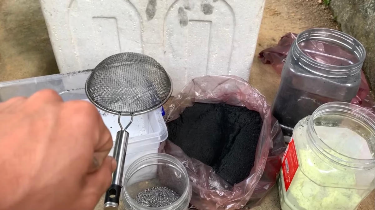 Cận Tết, pháo tự chế lại 'nổ' trên mạng
