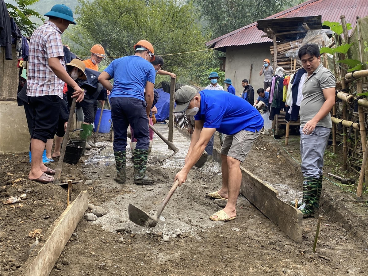 Người dân vùng cao Nậm Pung phấn khởi góp sức tham gia làm đường giao thông nông thôn. Ảnh: bandantoc.laocai.gov.vn 