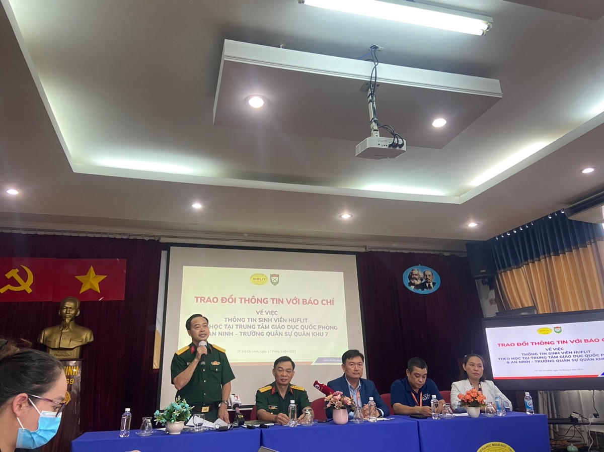 Đại diện trường Quân sự Quân khu 7 thông tin vụ việc tại buổi họp chí (Ảnh: T.Lữ).