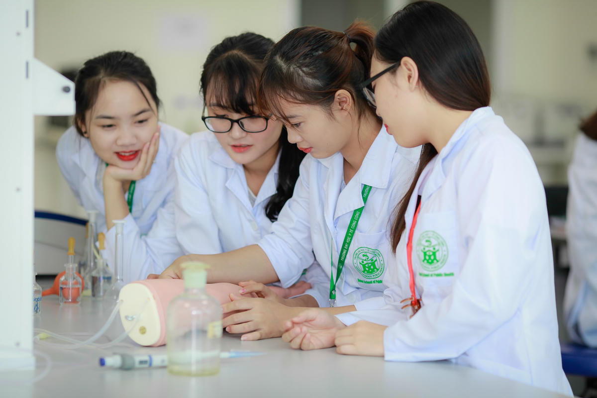 Sinh viên khối ngành sức khỏe thực hành. Ảnh: TL.
