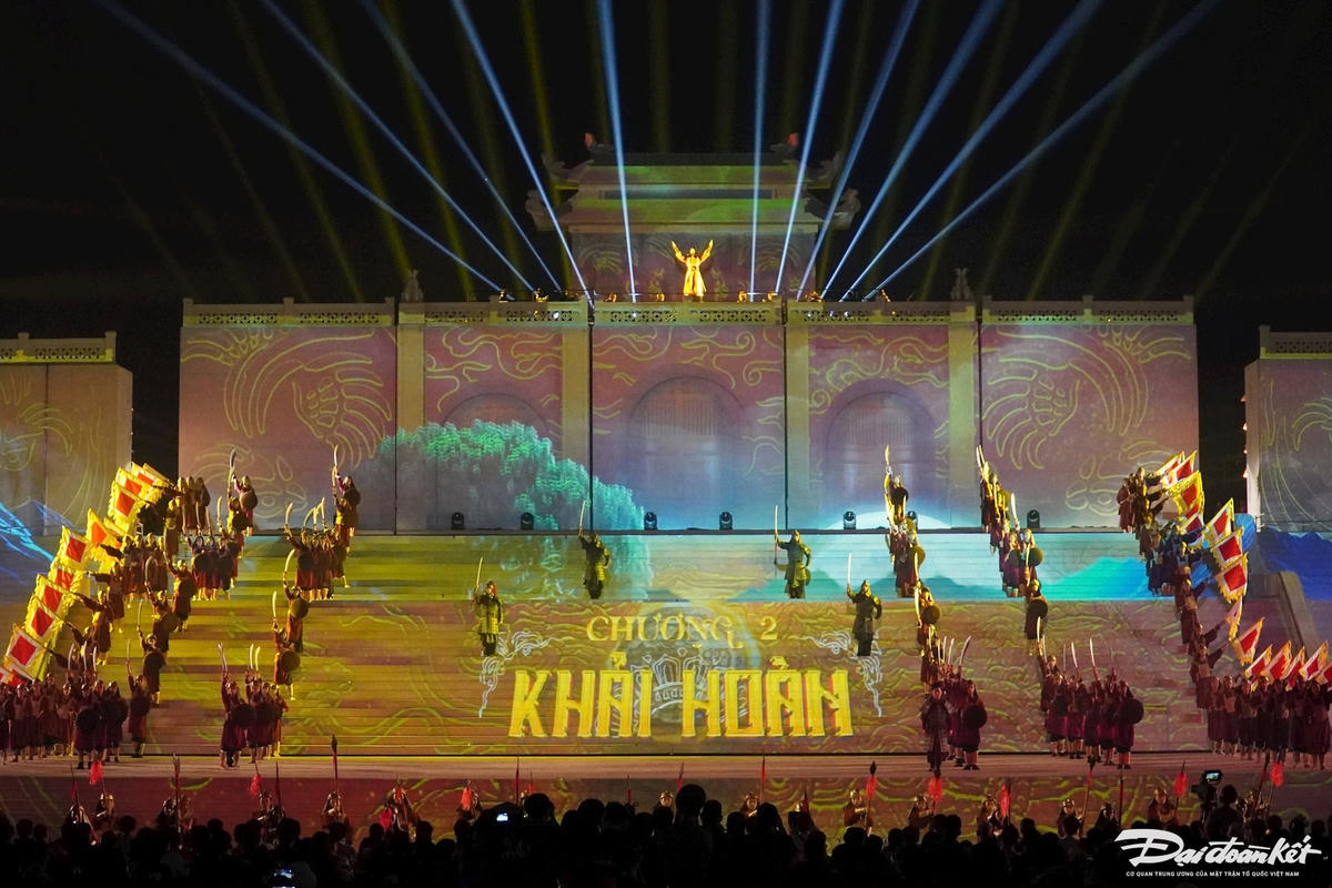 Lễ khai mạc với chủ đề 'Vàng son một thuở cố đô' gồm 5 chương: Nhất thống, khải hoàn, hưng thịnh, mở cõi và hội tụ. Ảnh: Đình Minh