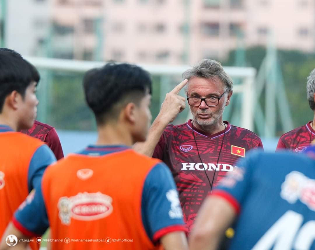HLV Philippe Troussier chính thức đưa ra quyết định lựa chọn 23 cầu thủ cho danh sách đội tuyển U23 Việt Nam tham dự Vòng loại U23 châu Á 2024. Ảnh: VFF.