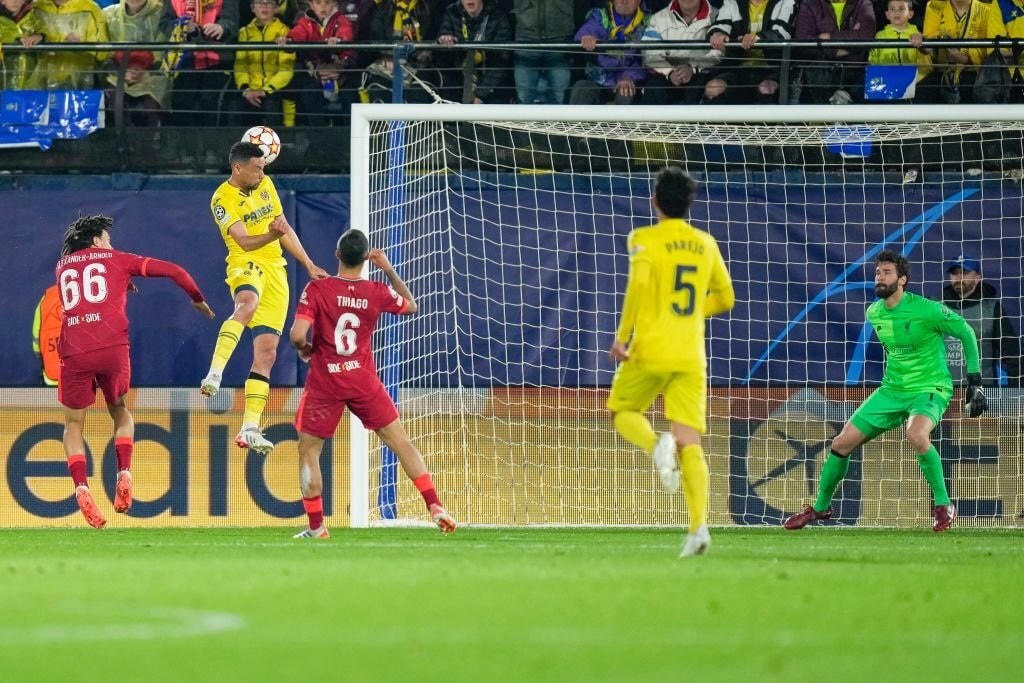 Coquelin ghi bàn vào lưới Liverpool.