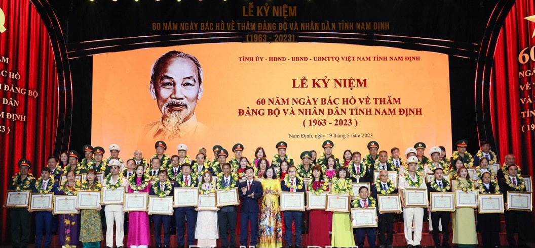 Lãnh đạo tỉnh tặng Bằng khen cho các tập thể, cá nhân tại buổi lễ.