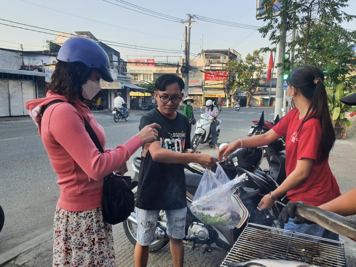 "Giá bình thường khoảng 110.000-120.000/con nhưng ngày vía Thần Tài vật giá tăng nên tiệm cũng bán tăng thêm từ 10.000 đến 20.000 đồng/con. Tôi nướng từ 3h sáng đến hơn 8h đã hết sạch", chủ sạp cá lóc nướng phấn khởi nói. Người mua vây kín một tiệm bán bánh báo ở chợ phường 3, TP Bạc Liêu.Người dân quan niệm cúng banh bao ngày vía Thần Tài sẽ mang lại nhiều may mắn.Ngoài ra, bánh bao, bánh bò, bánh da lợn, bánh bông lan cũng bán rất đắt. Nếu như ngày thường chỉ có vài điểm bán và số lượng không nhiều nhưng trong ngày vía Thần Tài, xuất hiện nhiều điểm bán bánh với số lượng lớn.  Nếu đến mua trễ sẽ không còn bánh để mua.