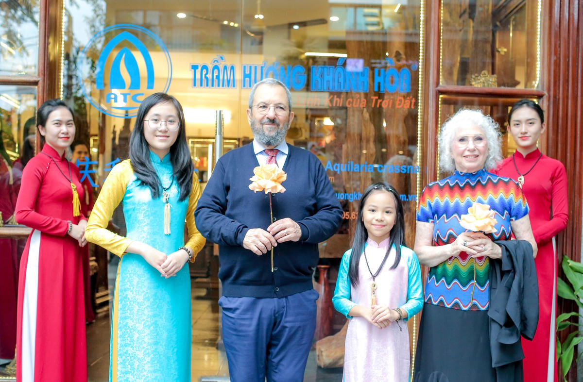 Cựu Thủ tướng Isarel Ehud Barak và Phu nhân được chào đón khi tới thăm Công ty Trầm Hương Khánh Hòa.