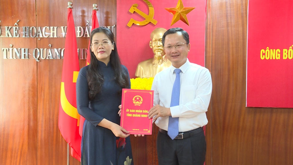 Ông Cao Tường Huy, Phó Chủ tịch Thường trực UBND tỉnh Quảng Ninh trao quyết định điều động, bổ nhiệm Phó Giám đốc Sở Kế hoạch và Đầu tư cho bà Phạm Thị Hồng Hạnh. Ảnh: QMG.