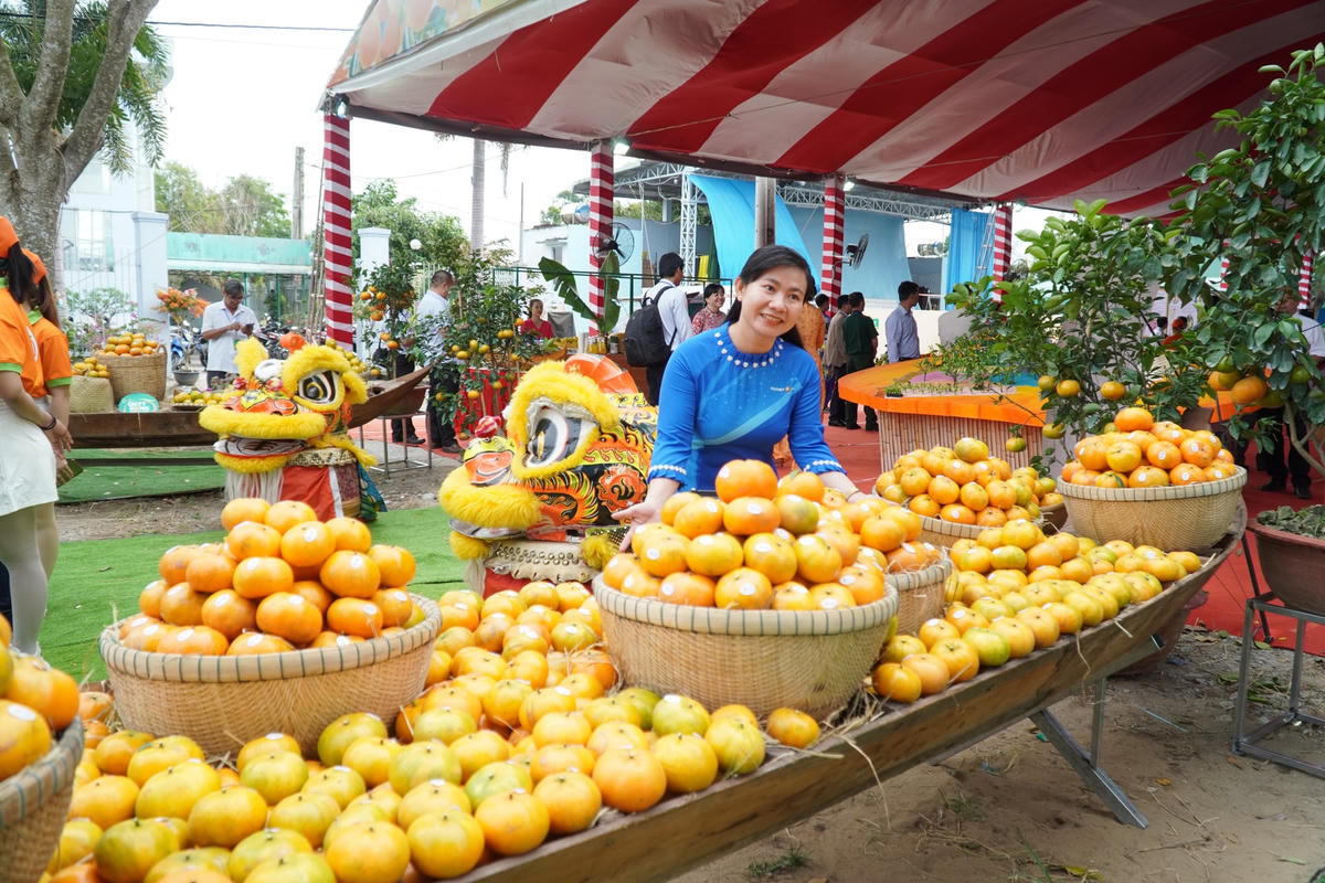 Khách tham quan tại các gian hàng trưng bày.