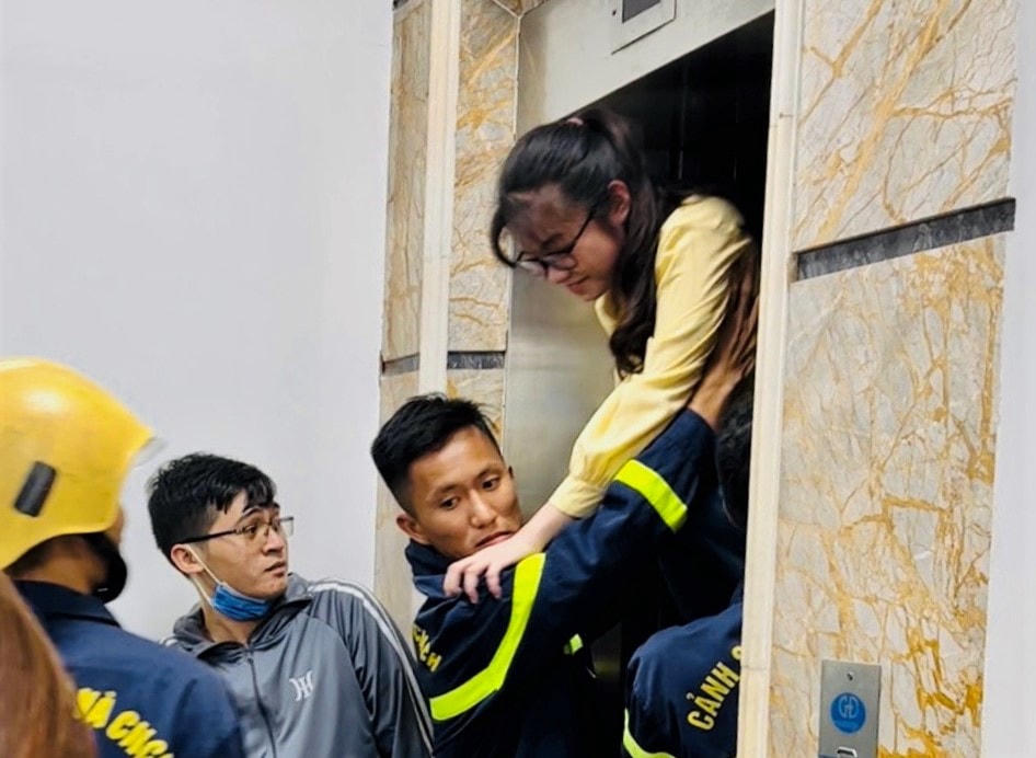 Lực lượng chức năng giải cứu 4 học sinh ra khỏi thang máy bị kẹt.