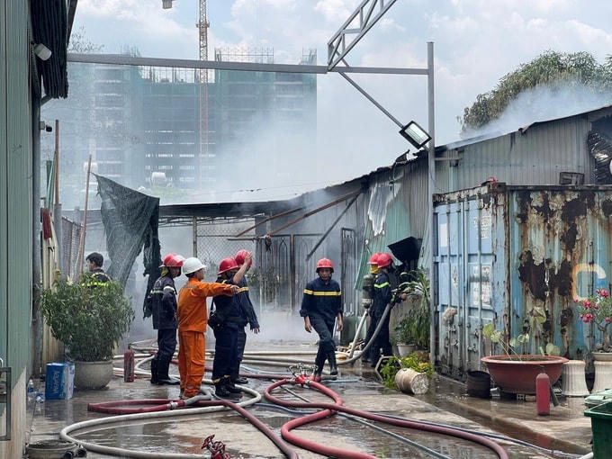 Do hẻm quá hẹp xe chữa cháy không thể vào sâu, phải kéo tiếp nước khoảng 400 m. Nguồn ảnh: Dân Trí.