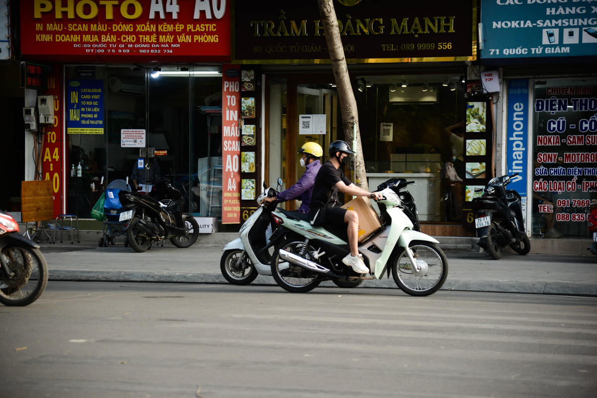 Vì đoạn đường Quốc Tử Giám gần khu dân cư cũng như có nhiều cơ sở kinh doanh, việc coi đi ngược chiều như một tuyến đường tắt dường như đã trở thành một thói quen khó bỏ của một bộ phận người dân.