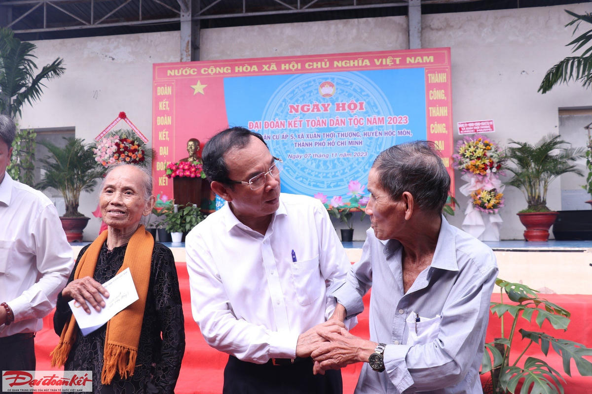 Ông Nguyễn Văn Nên, Ủy viên Bộ Chính trị, Bí thư Thành ủy TP HCM tặng quà cho người dân có hoàn cảnh khó khăn tại Ngày hội.