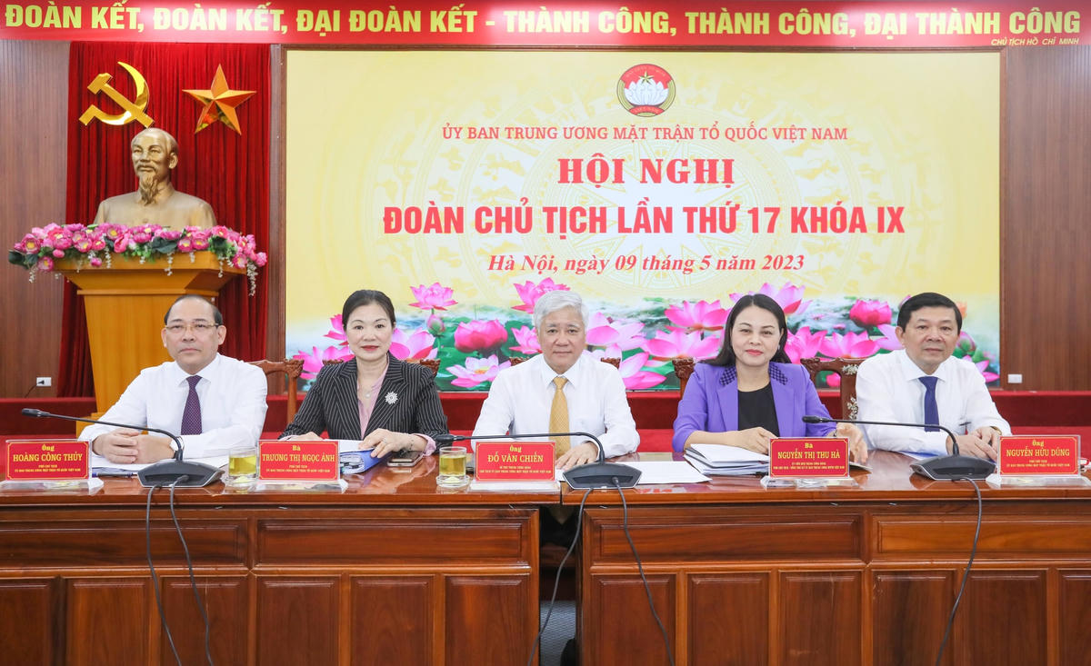 Bí thư Trung ương Đảng, Chủ tịch UBTƯ MTTQ Việt Nam Đỗ Văn Chiến cùng các vị chủ trì Hội nghị. Ảnh: Quang Vinh.