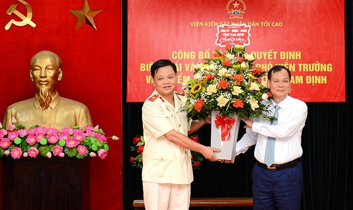 Phó Bí thư Thường trực Tỉnh ủy Nam Định Lê Quốc Chỉnh (phải) chúc mừng cán bộ vừa được biệt phái về địa phương công tác.