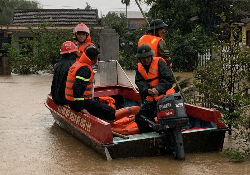 Lực lượng chức năng tỉnh Thừa Thiên - Huế tổ chức tìm kiếm nạn nhân bị nước lũ cuốn mất tích.