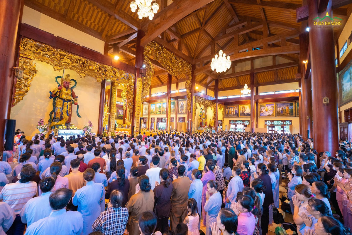 Buổi lễ thu hút hàng vạn Phật tử và du khách thập phương.