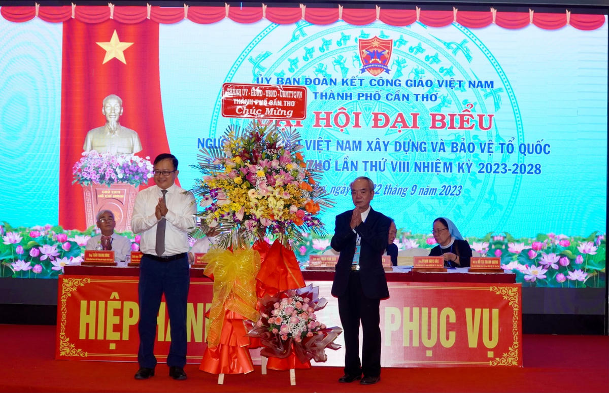 Ông Nguyễn Trung Nhân - Chủ tịch Ủy ban MTTQ Việt Nam TP Cần Thơ tặng hoa chúc mừng Đại hội.