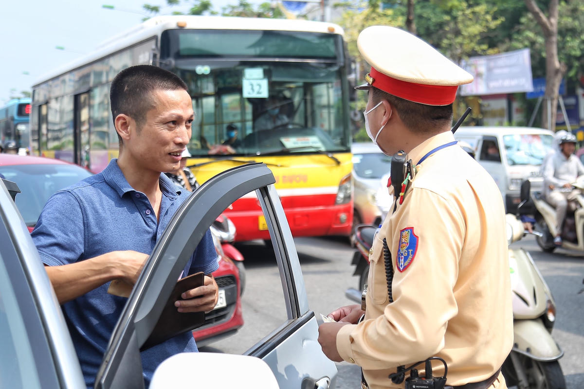 Tài xế che biển số xe: Muôn vàn lý do chống chế