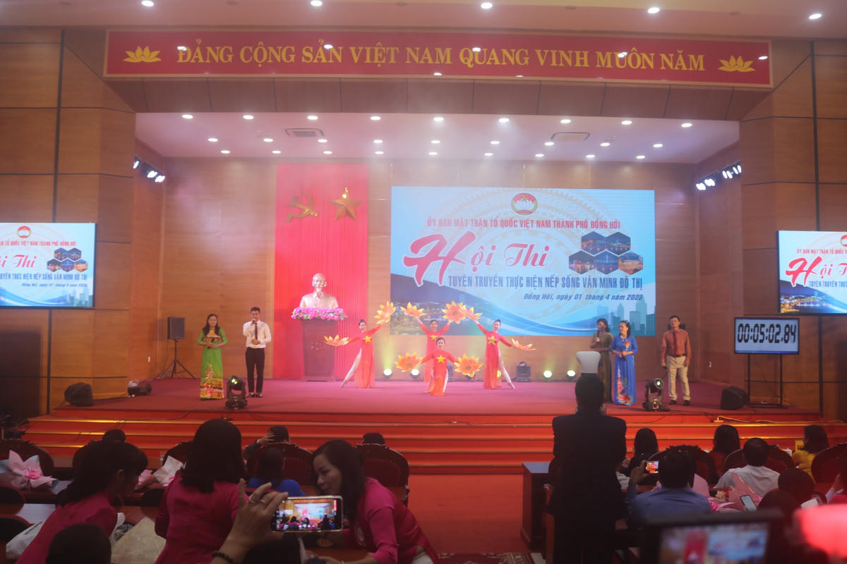 Phần thi chào hỏi của đội Uỷ ban Mặt trận phường Nam Lý.