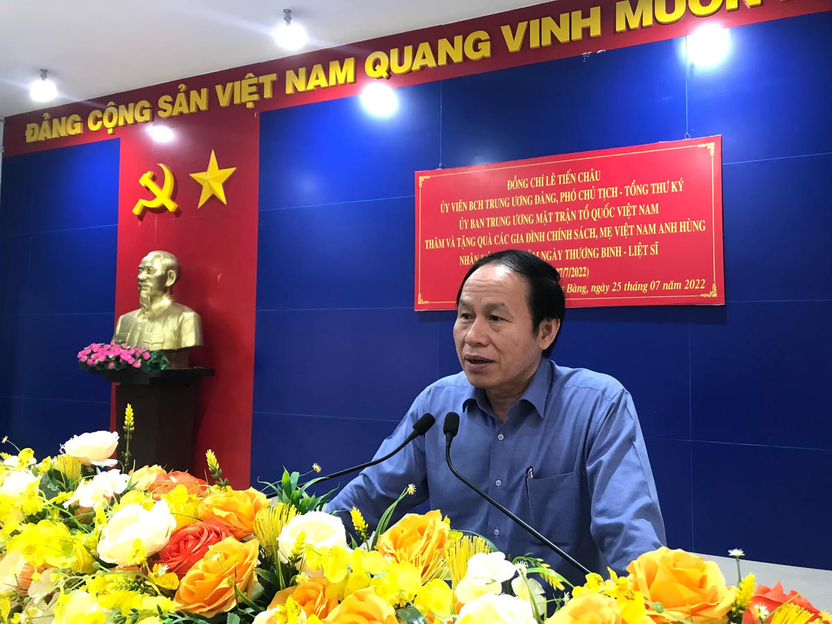 Phó Chủ tịch - Tổng Thư ký Lê Tiến Châu phát biểu tri ân các gia đình có công với cách mạng tại thị xã Trảng Bàng.