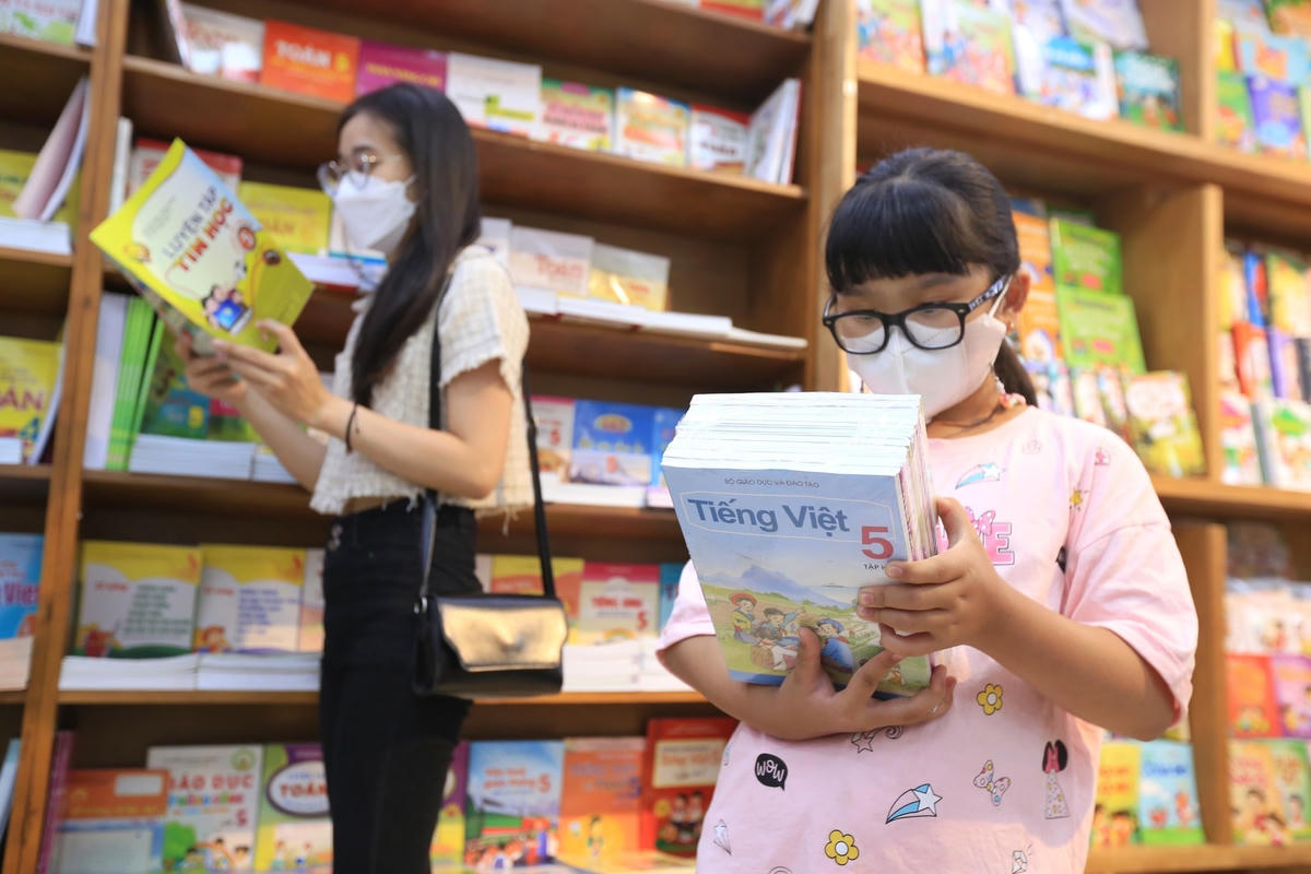 Gánh nặng sách giáo khoa đang gây bức xúc trong xã hội.  