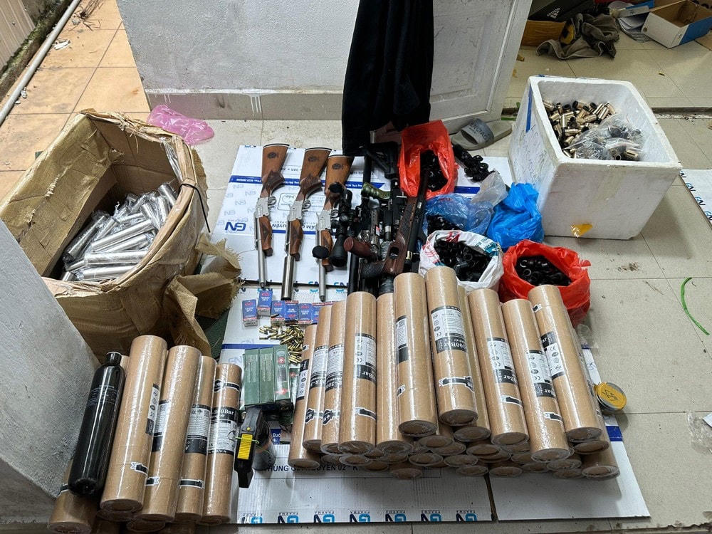 Nhiều tang vật được công an phát hiện.