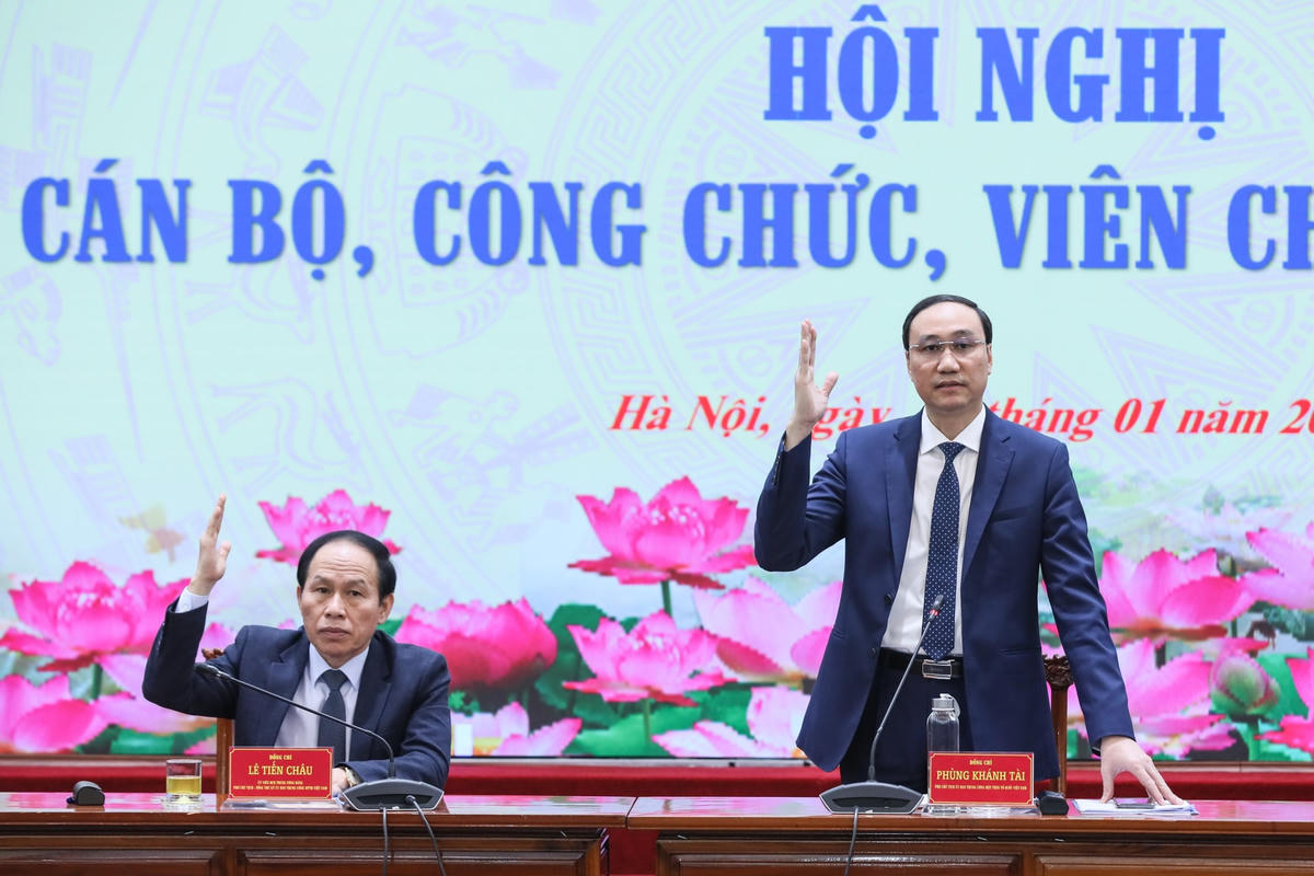 Phó Chủ tịch - Tổng Thư ký Lê Tiến Châu, Phó Chủ tịch Phùng Khánh Tài cùng các đại biểu tiến hành biểu quyết thông qua nội dung bầu Ban Thanh tra Nhân dân